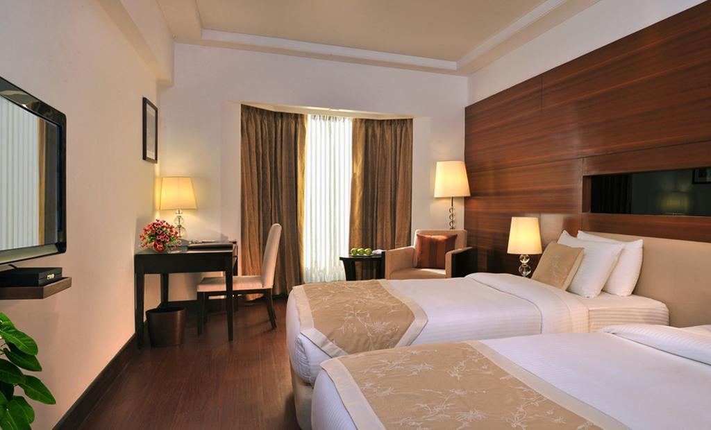 Hotel Haut Monde Гургаон Экстерьер фото