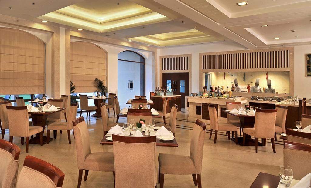 Hotel Haut Monde Гургаон Экстерьер фото