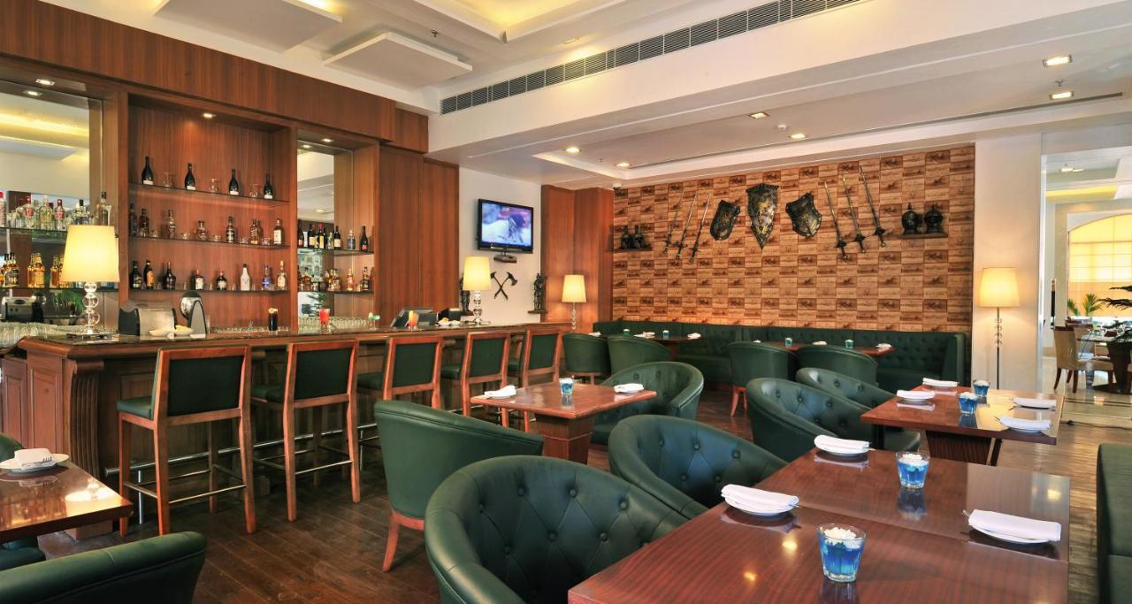 Hotel Haut Monde Гургаон Экстерьер фото